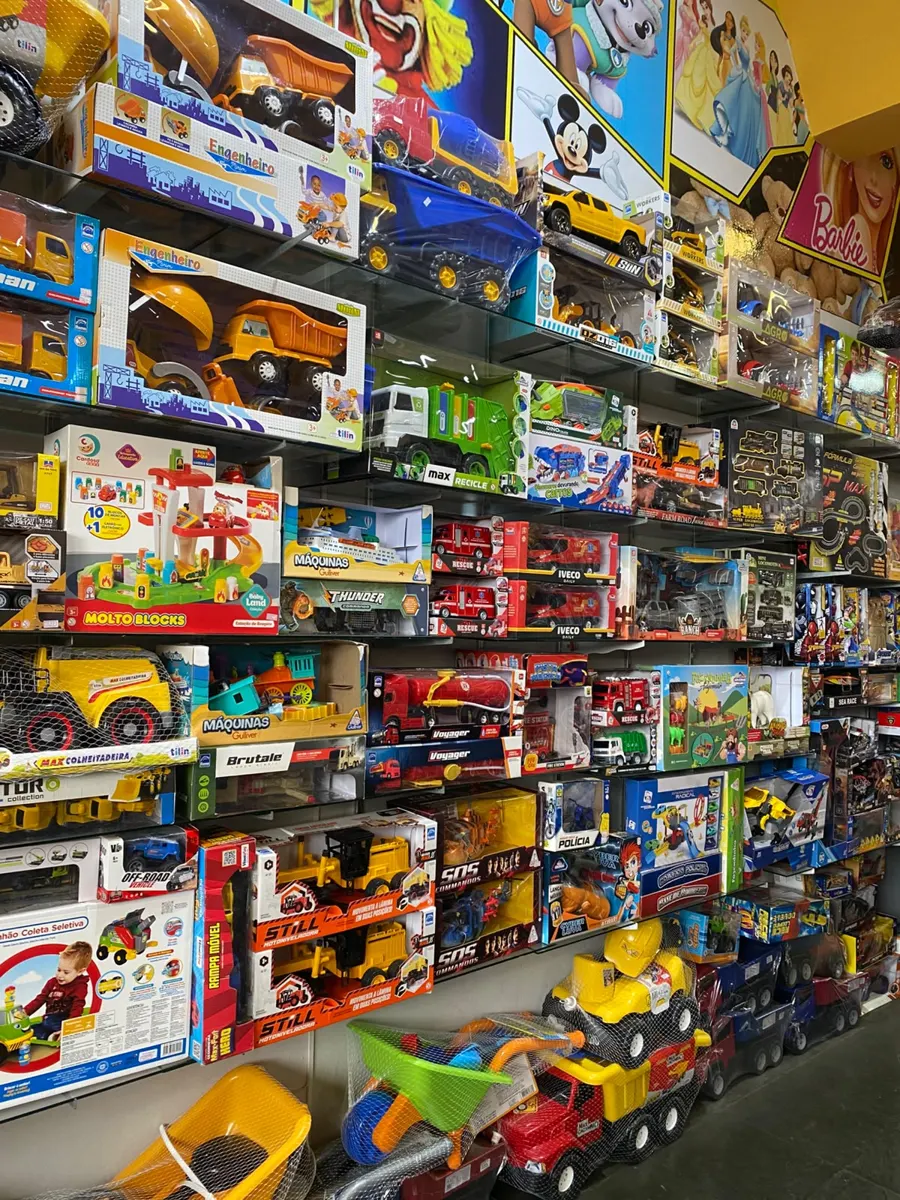 Prateleiras com carrinhos, caminhões e brinquedos na Super Loja Legal